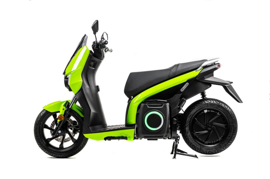 Imágen lateral izquierda de la scooter eléctrica Silence S01 2020 en color verde.