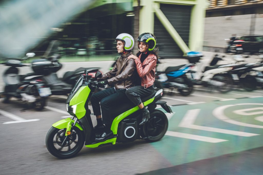 La scooter eléctrica S01 2020 circulando por la ciudad. Una moto eléctrica ágil y silenciosa.